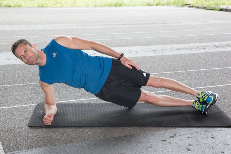 Un homme effectue des exercices pour perdre du poids sur le ventre et les hanches