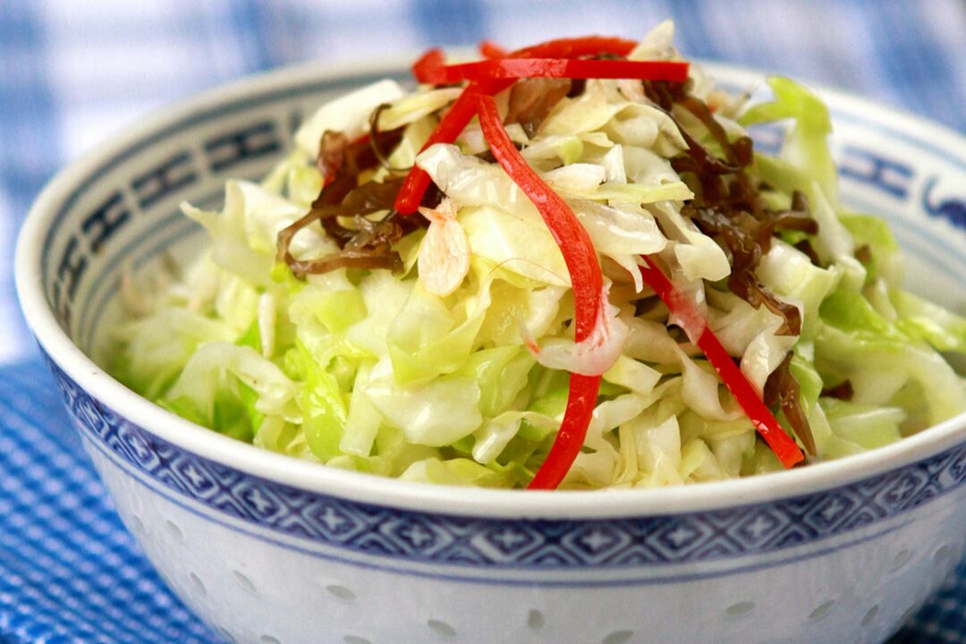 La salade de chou est l'une des options de plat du menu Régime préféré.