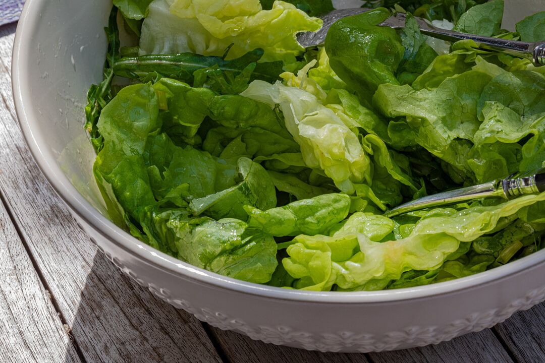 Salade fraîche assaisonnée d'huile d'olive